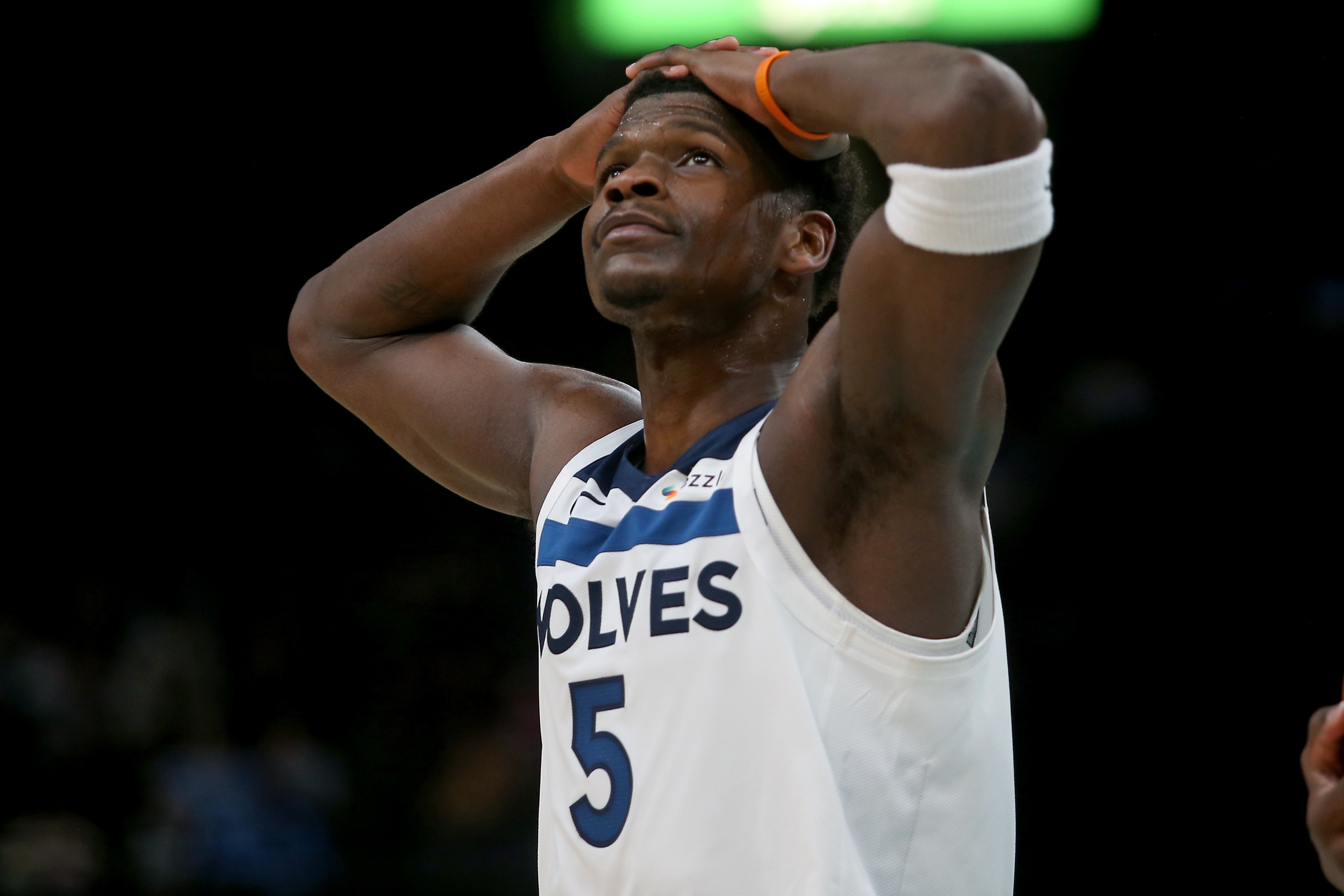 毫无状态!爱德华兹15中3&三分球7中0仅拿8分2板3助2断1帽